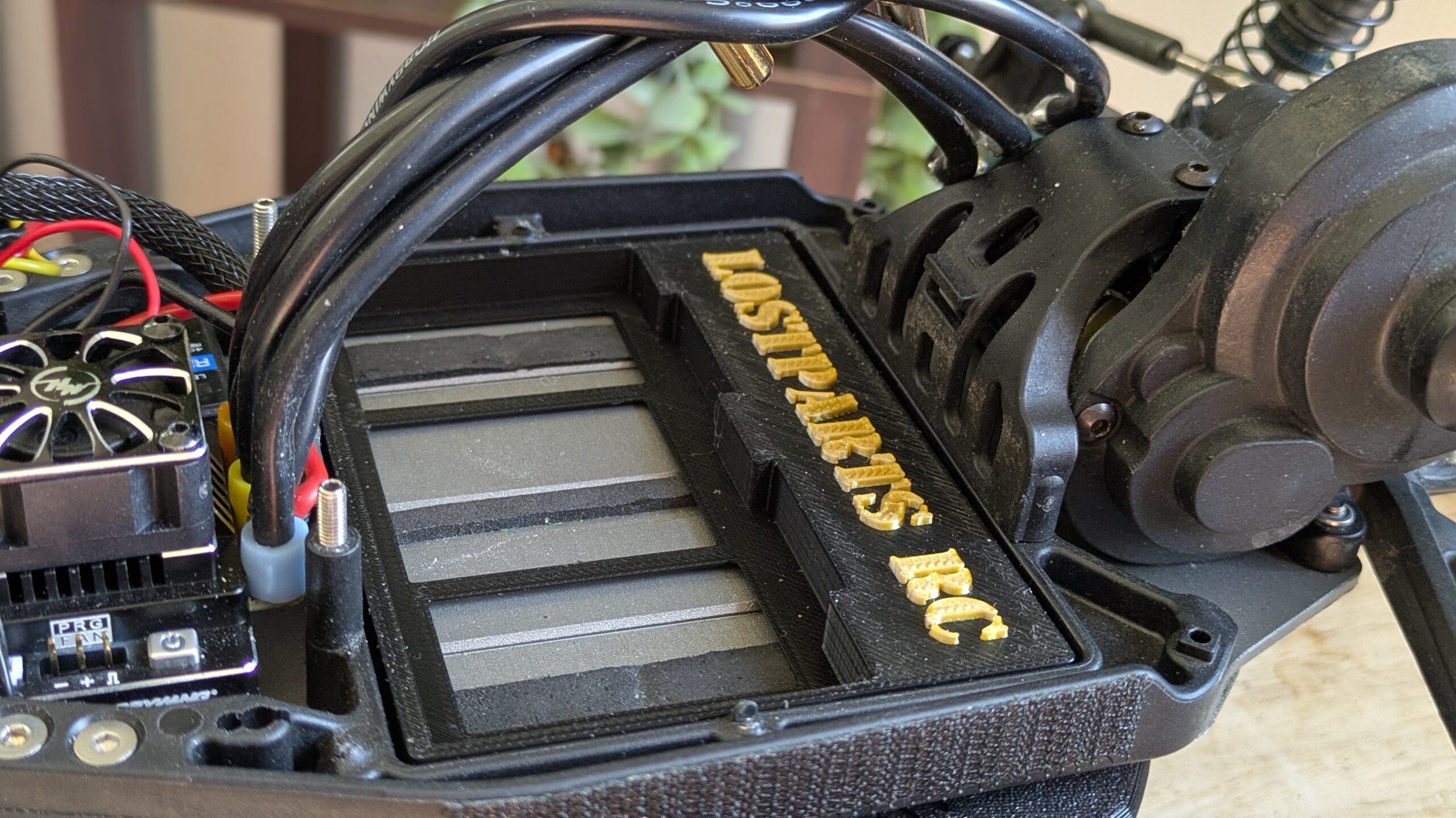 Battery tray for Team Associated B5/B5M designed to hold 46.7x92.7mm LiPo without foam