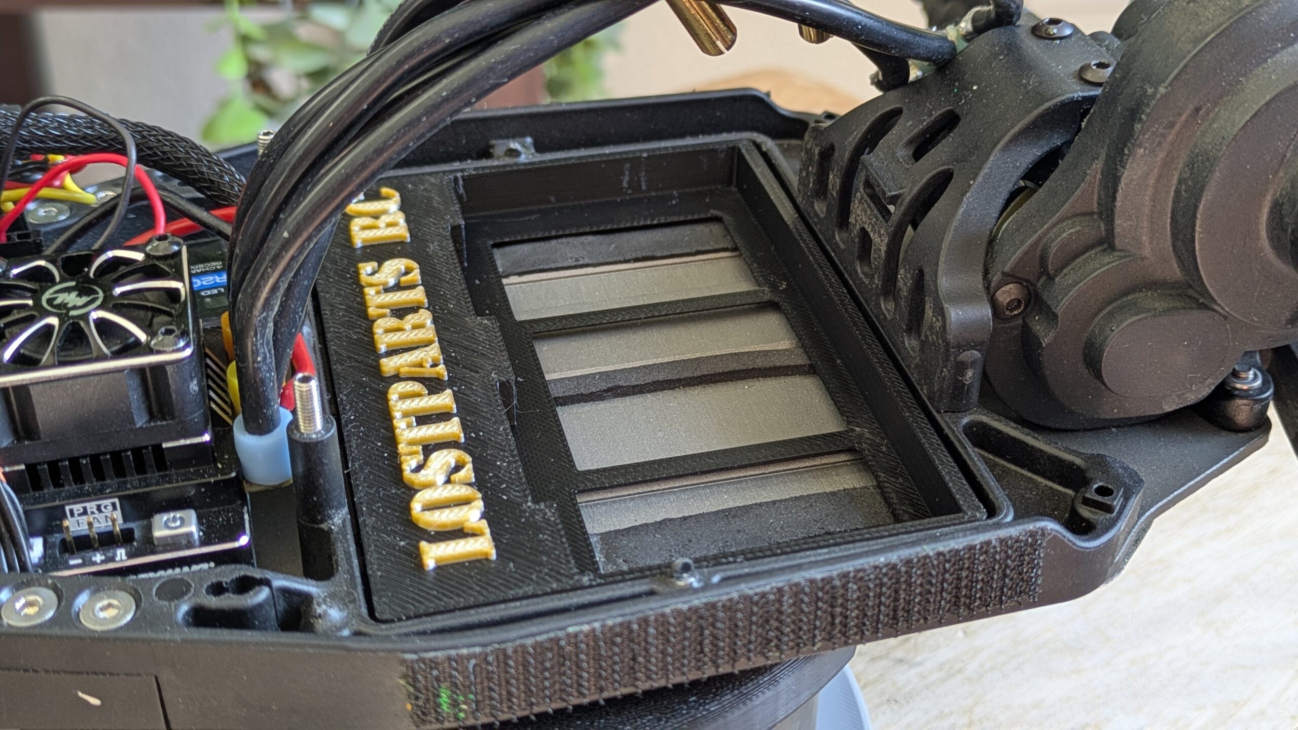 Battery tray for Team Associated B5/B5M designed to hold 46.7x92.7mm LiPo without foam