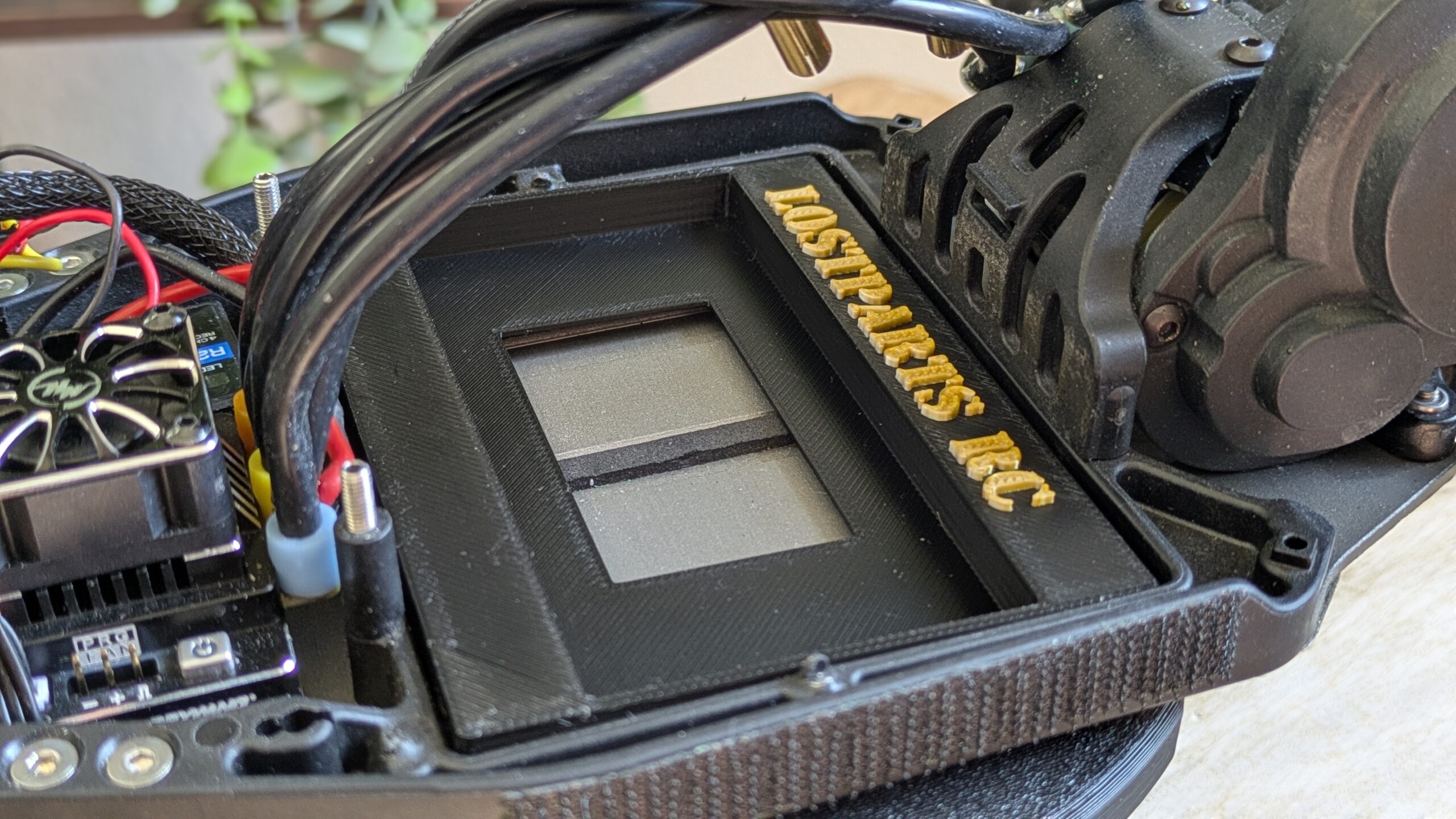 Battery tray for Team Associated B5/B5M designed to hold 46.7x92.7mm LiPo without foam