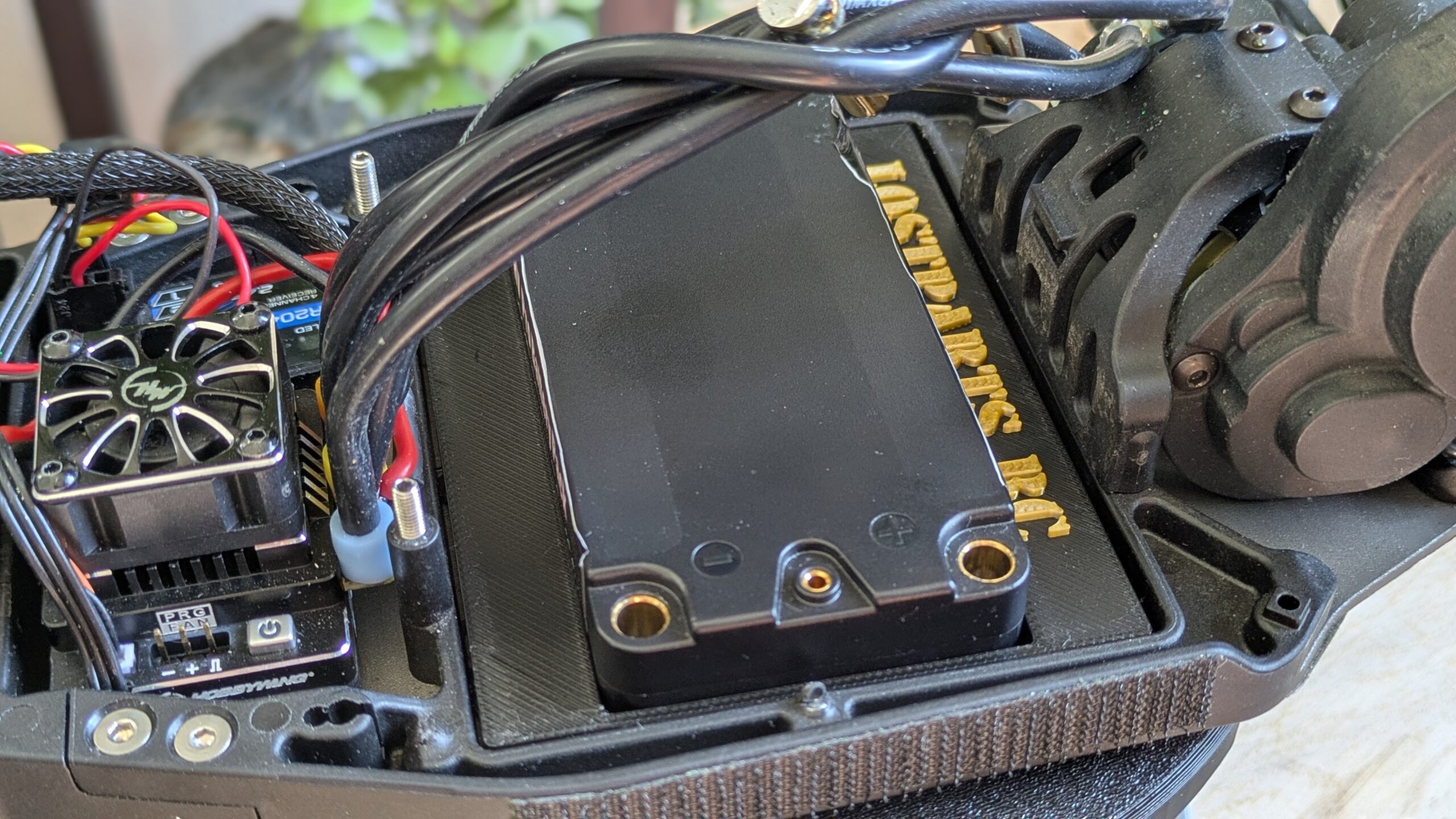 Battery tray for Team Associated B5/B5M designed to hold 46.7x92.7mm LiPo without foam